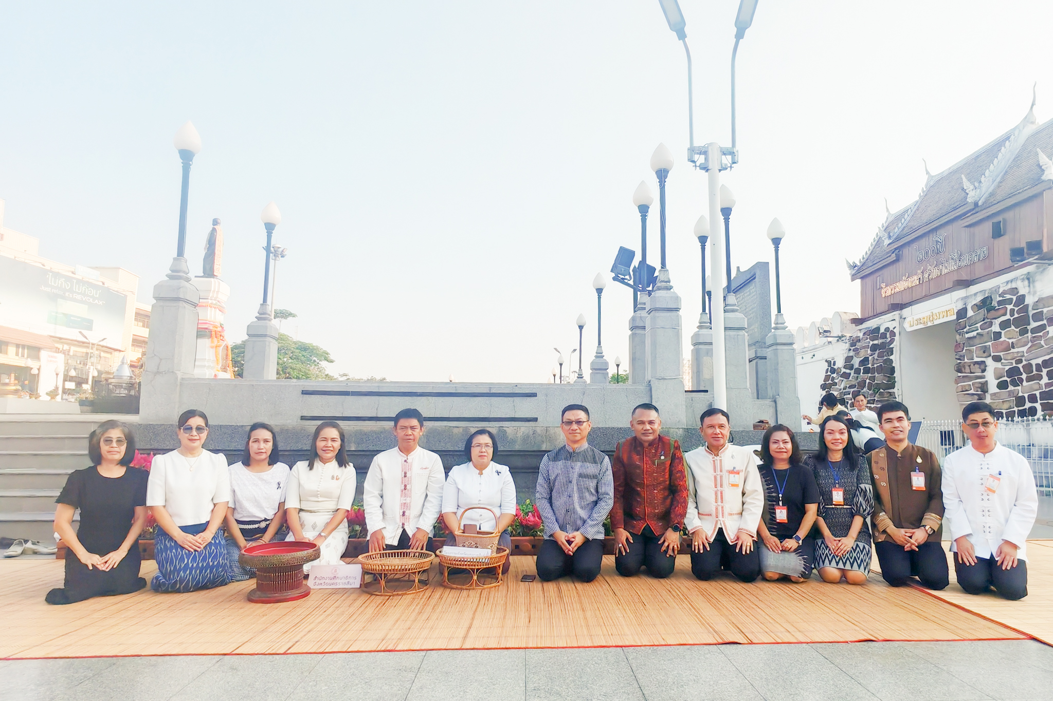 ศธจ.นครราชสีมา ร่วมกิจกรรมทำบุญตักบาตรสัญจร “โคราชนุ่งผ้าไทย นั่งสาด ตักบาตรวันพุธ” ประจำเดือนเมษายน 2569